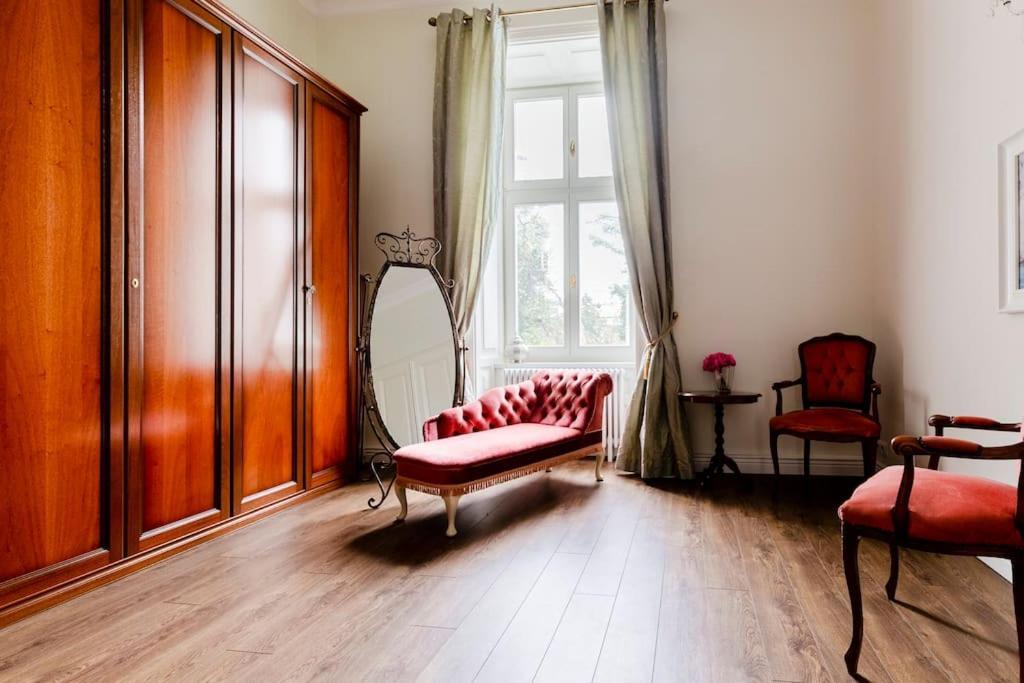 Luxury Designer Period In Old Town By The Presidential Palace 公寓